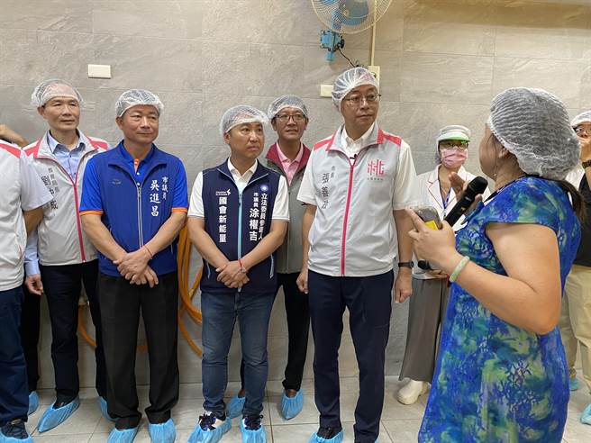 桃園市長張善政30日視察觀音區新坡國小免費營養午餐製餐、供應情形。（蔡明亘攝）