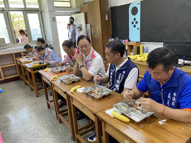 桃園市長張善政指出，上學期免費營養午餐滿意度高達9成，這學期再調高補助，盼提升菜色品質。（蔡明亘攝）