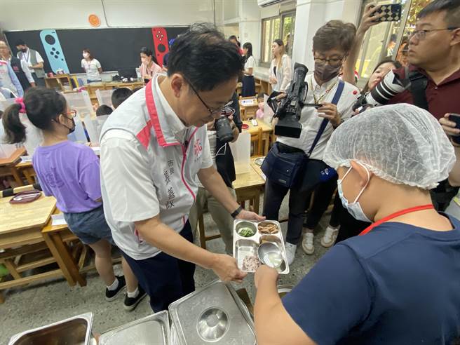 桃園市長張善政30日視察觀音區新坡國小免費營養午餐製餐、供應情形。（蔡明亘攝）