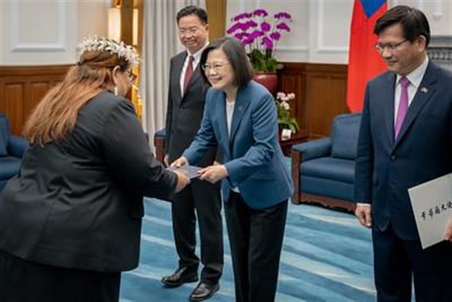 蔡英文总统今天接受马绍尔新任驻臺特命全权大使卡蒂尔呈递到任国书(总统府提供)