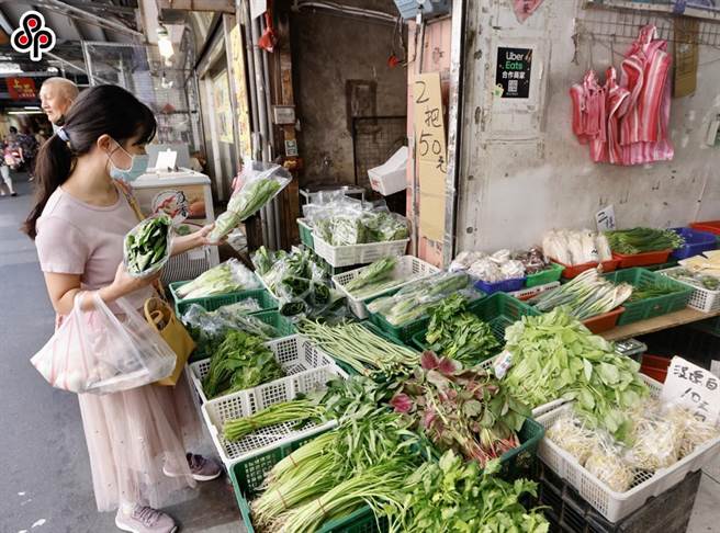 網友抱怨，近日物價狂漲，逛市場一算菜價，讓他驚覺與外食的費用差不了多少錢。（示意圖／報系資料照）