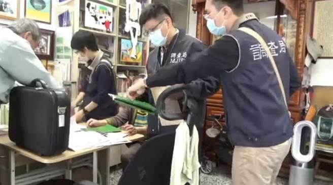 嘉义市调查站人员2年前搜索何明德行善团。（嘉义地检署提供／廖素慧嘉市传真）