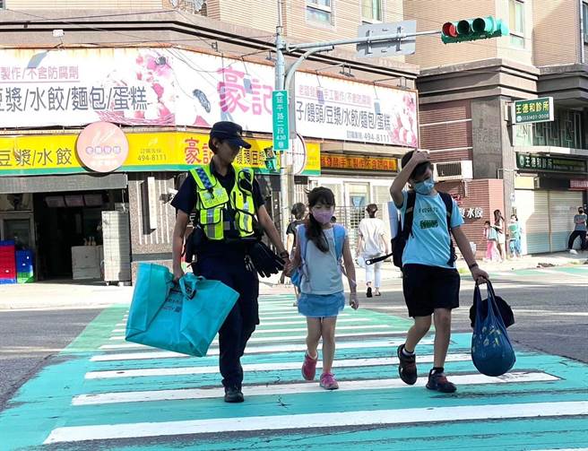 桃园市警局同步要求各分局强化「护童」专案勤务，并向家长宣导9月是全国交通安全月。(警方提供／蔡依珍桃园传真)