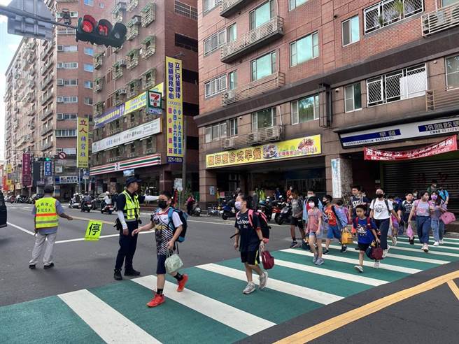 桃园市警局同步要求各分局强化「护童」专案勤务，并向家长宣导9月是全国交通安全月。(警方提供／蔡依珍桃园传真)