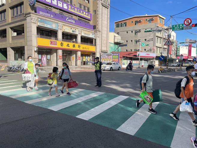 桃园市警局同步要求各分局强化「护童」专案勤务，并向家长宣导9月是全国交通安全月。(警方提供／蔡依珍桃园传真)