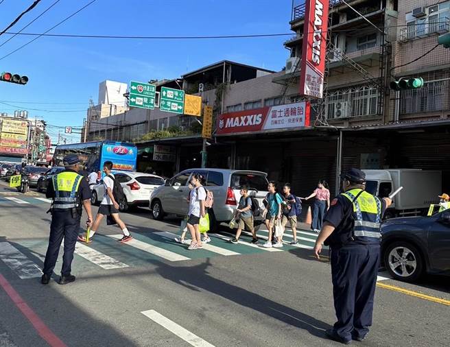 桃园市警局同步要求各分局强化「护童」专案勤务，并向家长宣导9月是全国交通安全月。(警方提供／蔡依珍桃园传真)