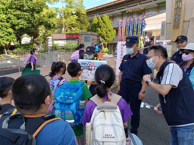 桃园警分局在分局长洪志朋率队下，在校门口设置交通安全宣导摊位，主动向开学前来上学之学童及家长进行交通安全宣导教育。(警方提供／蔡依珍桃园传真)