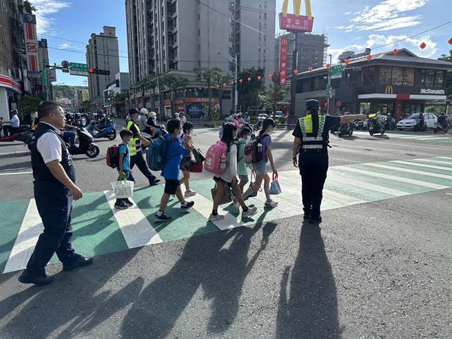 龟山分局长蔡启仁到场协助疏导。(警方提供／蔡依珍桃园传真)