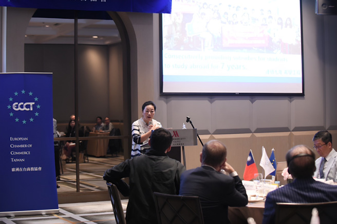 徐榛蔚提到，花莲也将「永续」作为施政核心，以联合国永续发展目标为指导方针，扣合各项发展，推动SROI社会影响力评估、ESG，并融入生物多样性公约精神，擘划县政蓝图。(戴志扬翻摄)