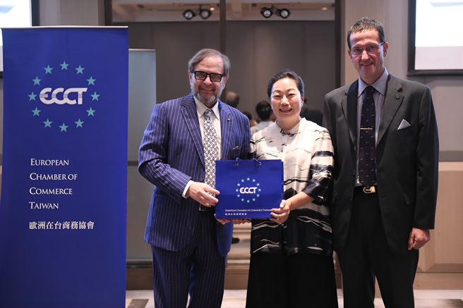 欧洲商会理事长尹容(Giuseppe Izzo)讚赏徐县长过去在永续及县民健康方面的成果，获得康健杂志健康城市调查及其他评鑑得奖肯定。(戴志扬翻摄)