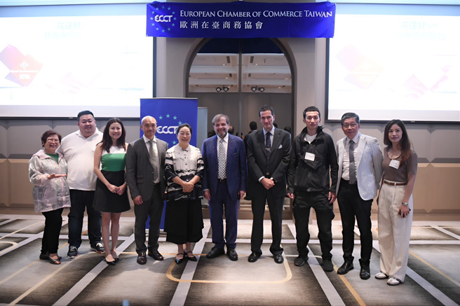 尹容理事长和何飞逸执行长，还有欧洲商会的政府关系代表李世伟 (Jimmy Lee)、常务理事罗朗 (laurent chevalier) 及倍速罗德董事长黄天德 (Van Hoang) 等贵宾蒞临。(戴志扬翻摄)