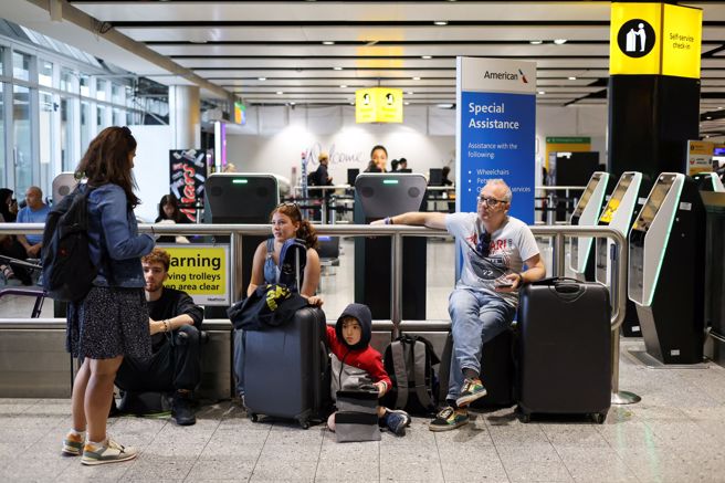 英国航空管制系统发生罕见故障，严重打乱航班起降，且恐怕还会影响好几天。（图／路透社）