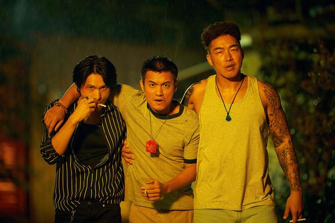 姚淳耀（左起）、范逸臣、郭泓志因一起拍戏培养出真实的兄弟情谊。（CATCHPLAY提供）