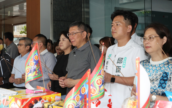 台灣民眾黨主席、總統參選人柯文哲（右三）30日在競選總幹事黃珊珊（右四）陪同下，率黨團及競辦幹部同仁在競選辦公室所在的台玻大樓門口舉辦普渡儀式。（劉宗龍攝）