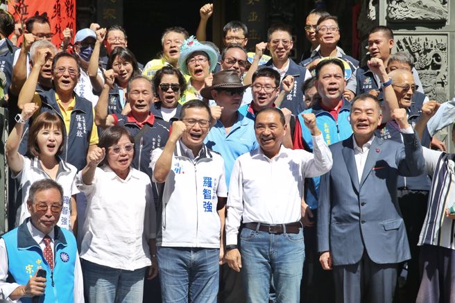 國民黨總統參選人侯友宜（中右）29日到台北火聖廟參拜並與大安區里長茶敘座談，受到現場民眾熱情支持。（杜宜諳攝）