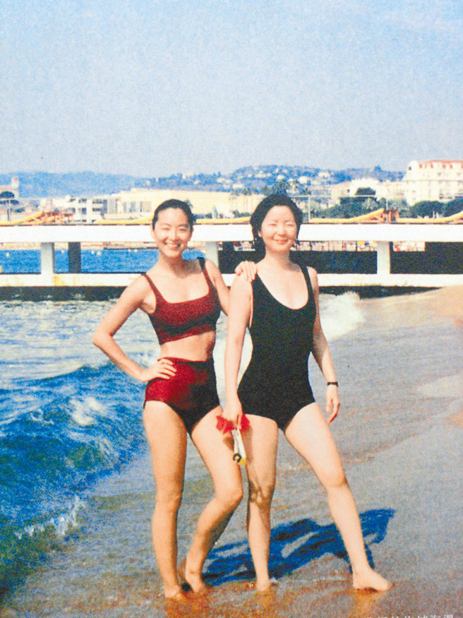 林青霞书中与邓丽君的泳装照。（图／中时资料照）