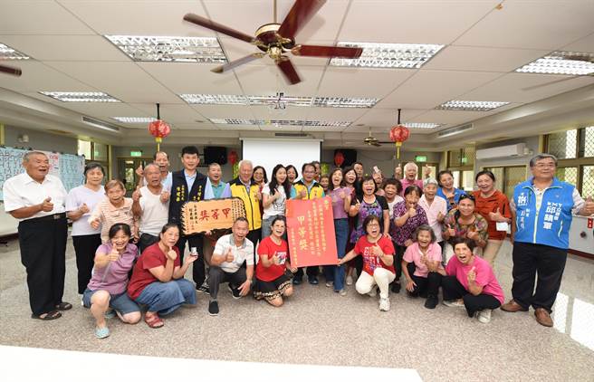 長夫人陳美琦到福星社區致賀。（苗栗縣政府提供／李京昇苗栗傳真）