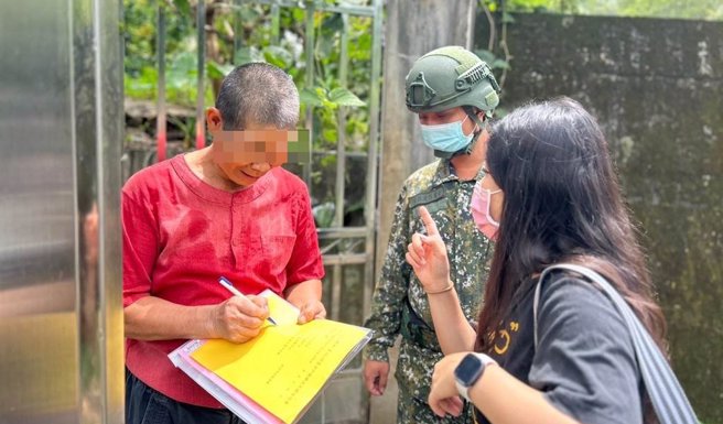 救灾官兵同高雄市甲仙区公所人员，至各个保全户实施预防性撤离（劝离）工作，保障民眾生命财产安全。（第四作战区提供／林雅惠高雄传真）