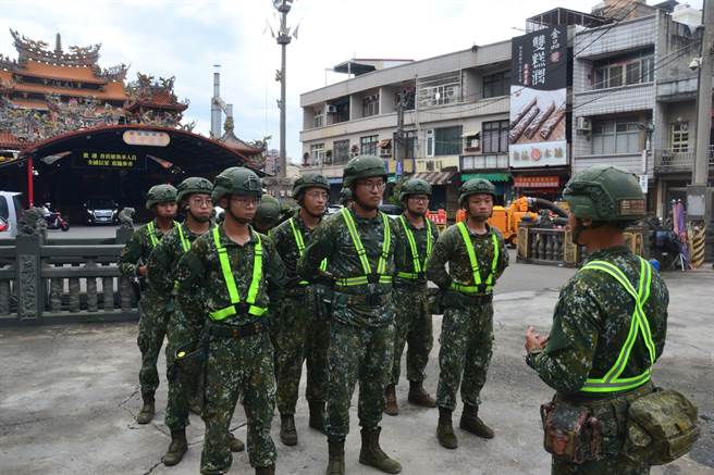 预置兵力抵达后，带队干部即刻就救灾任务实施任务提示及安全命令下达。（第四作战区提供／林雅惠高雄传真）