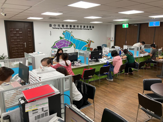 特定工厂登记单一窗口柜台服务。(图/台中市政府经济发展局提供)