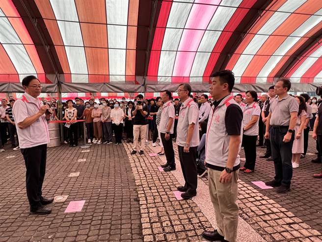 桃园市长张善政今率市府团队在市府前广场举行中元节普渡祭祀，呼吁同仁恪遵职守、心存善念。（蔡依珍摄）