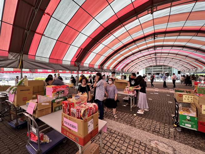 张善政致词完即率先离去，部分局处见状也纷纷打包普渡品搬回办公室，有局处桌上自此空无一物。（蔡依珍摄）