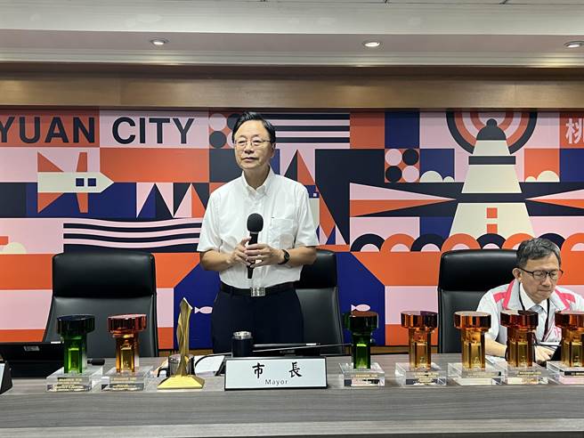 桃园市长张善政笑言会议桌都被奖牌塞满。(蔡依珍摄)