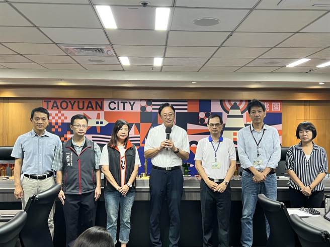 桃园市长张善政30日主持市政会议，接受获奖局处呈献「2023全球卓越建设奖」金奖及「国家卓越建设奖」共19座奖项。(蔡依珍摄)