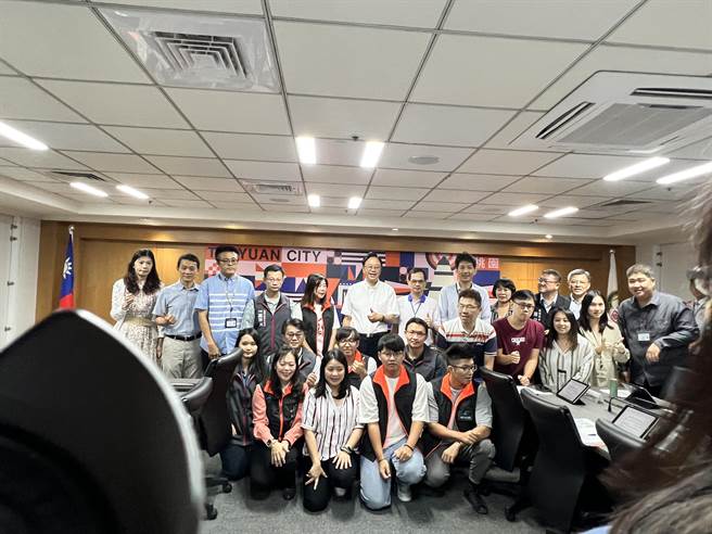 桃园市长张善政30日主持市政会议，接受获奖局处呈献「2023全球卓越建设奖」金奖及「国家卓越建设奖」共19座奖项。(蔡依珍摄)