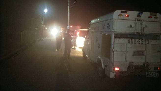 苗栗縣動物保護防疫所接連幾天不論早晚都有派員到場巡視。（苗栗縣政府提供／李京昇苗栗傳真）