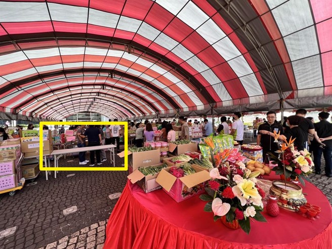 张善政致词完即率先离去，部分局处见状也纷纷打包普渡品搬回办公室，有局处桌上自此空无一物。（蔡依珍摄）