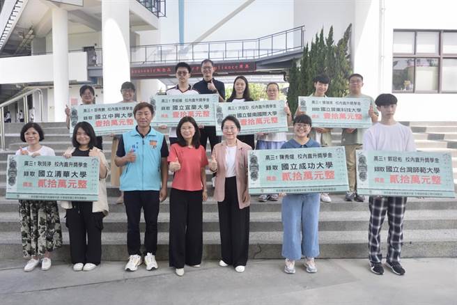 台中市大明高中今年办学成果丰硕，高中部及艺术设计群学生多人录取国立大学，董事会也颁发出高达100万奖学金给即将奔赴顶标大学的优秀学子。（大明高中提供／冯惠宜台中传真）
