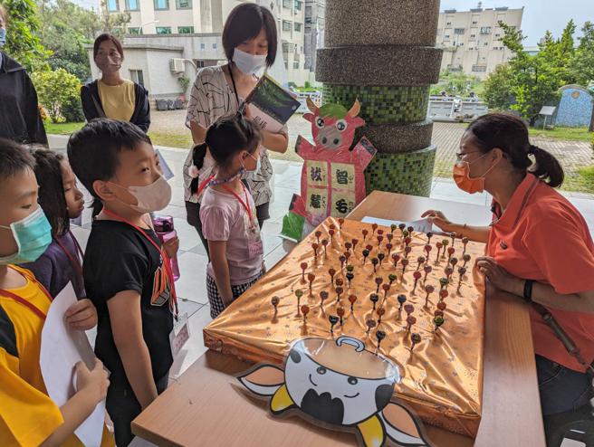 新生玩闖關遊戲減少不安感。（圖／高雄市教育局）
