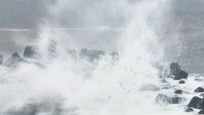 苏拉颱风外围环流发威，大浪拍打富冈渔港海堤，激起滔天浪花。（萧嘉蕙摄）