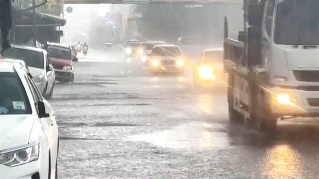 台东市更生北路段逢雨必积淹水，水深及成人脚踝。（萧嘉蕙摄）