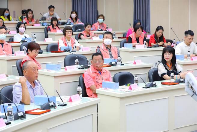 许多基隆劳工团体代表于座谈会提出意见交流，希望市府能提供更多职训课程的经费，市长谢国梁也允诺会匡列相关预算协助。（基隆市政府提供／徐佑升基隆传真）