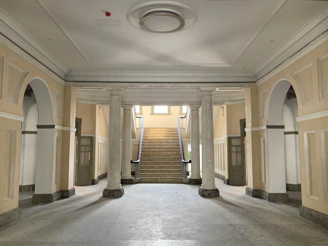 台中州廳大廳室內牆面重現原貌。（台中市文化局提供／陳淑芬台中傳真）