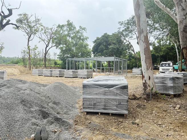 嘉义县微型文创园区BOT案要打造台版「羊角艺术村」，目前第一期南基地还在施工中。（吕妍庭摄）