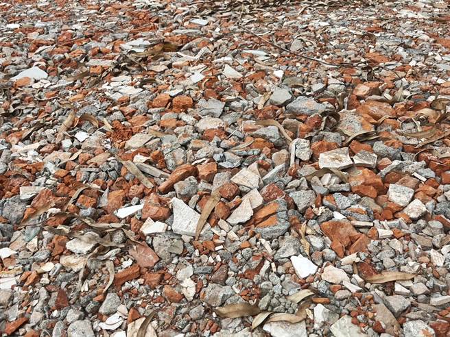 北基地铺设大量红砖碎块，引发民代和民眾质疑，文观局解释是再生级配，有合法来源证明。（吕妍庭摄）