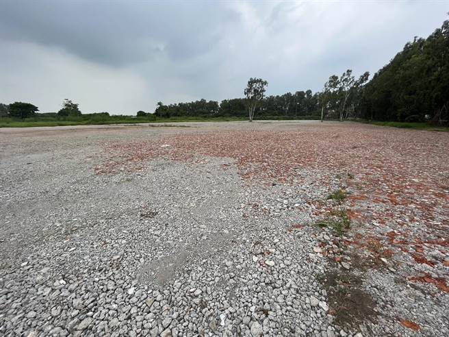 北基地铺设大量红砖碎块，引发民代和民眾质疑，文观局解释是再生级配，有合法来源证明。（吕妍庭摄）
