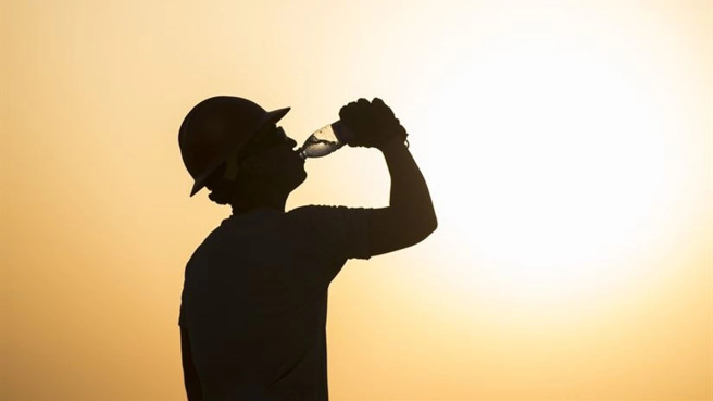 气候变迁导致高热与酷署，资源衝突加剧，导致死亡人数增加。(图/美国空军)