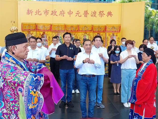 侯友宜带领市府各局处举行普渡祭拜，祈祷新北风调雨顺、安居乐业。（陈慰慈摄）