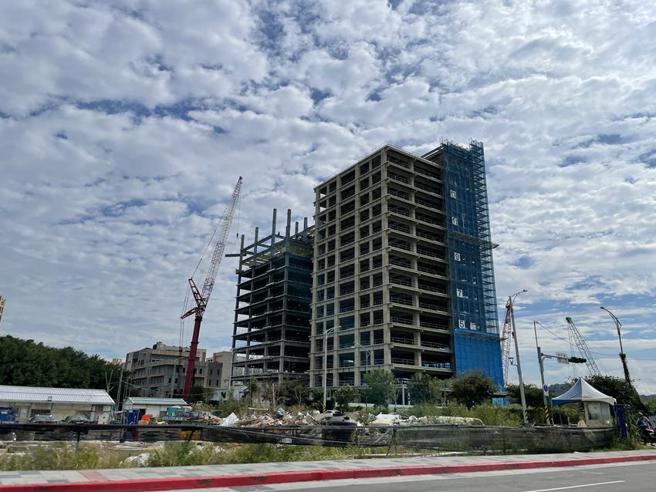 华固抢地再度奏捷！今天华固首度插旗北士科园区的新洲美段，签下580坪土地合建案。（图／蔡惠芳）