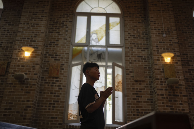 蒙古天主教人口不多，乌兰巴托的教堂内30日有信徒参加弥撒。（美联社）