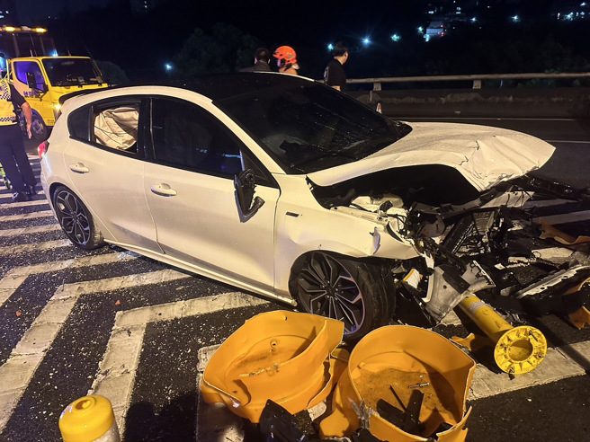 國一北上接國三往萬里方向，25歲男子駕車自撞車頭全毀。（翻攝畫面）