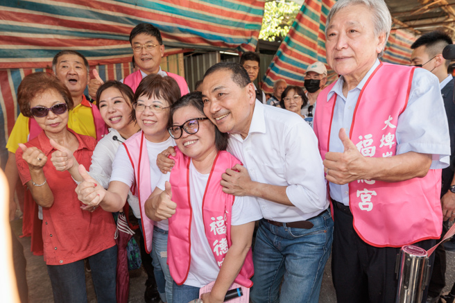 《商周》用空景加上「…」取代侯友宜政策，引起蓝营震怒。图为侯友宜30日前往大埤岸福德祠参拜，并与支持者合影。(资料照片/郭吉铨摄）