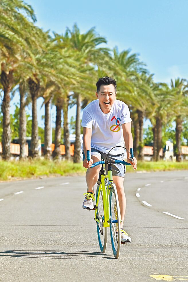 庾澄庆在MV中大秀单车时尚，全程穿着他的自创品牌「UROK」车衣。（福茂唱片提供）