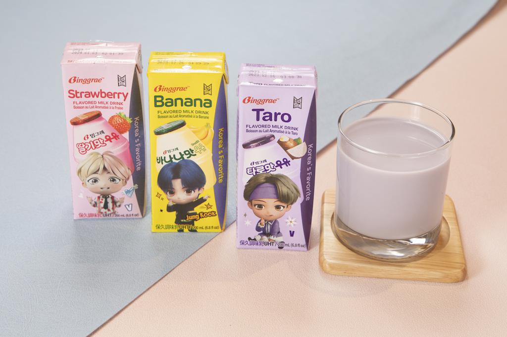 韓國展Binggrae芋頭牛奶新上市，每組6入350元、特價4組1000元，消費滿1000元加贈聯名資料夾或扇子、滿3000元加贈存錢筒乙個。（遠百提供）