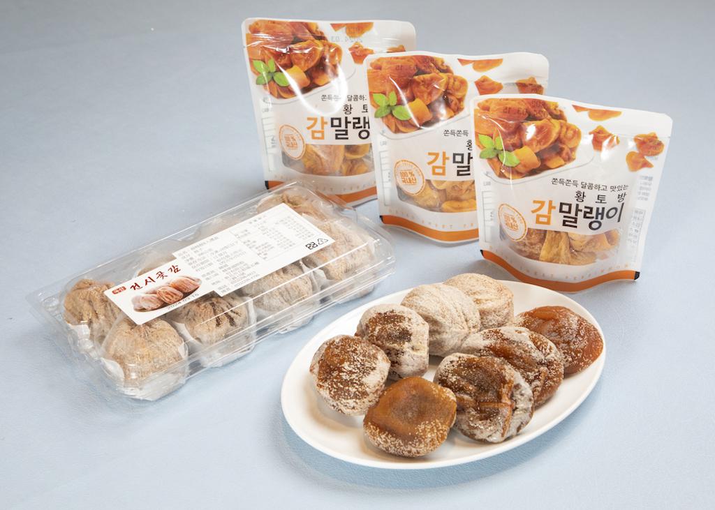 韓國展黃土房甜柿餅8入禮盒，推薦價850元；甘甜柿子切片50g推薦價139元、400g 880元。（遠百提供）