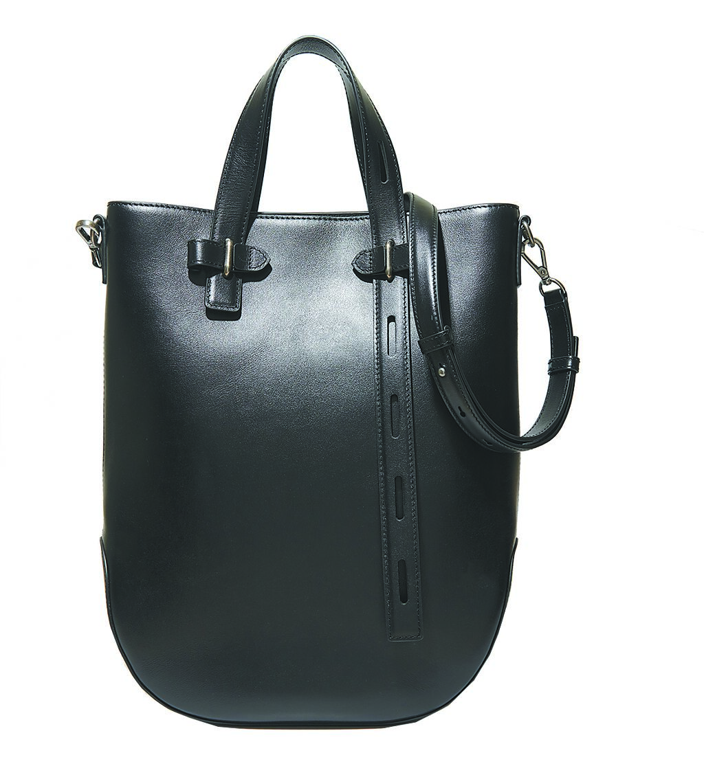 新光三越Darker Than Black Bags Eraser Tote Bag圓弧托特包，推薦價1萬8800元。（新光三越提供）